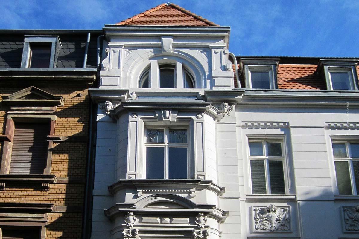 sondereigentumsverwaltung-hausverwaltung-definition-aufgaben-kosten-ratgeber-tipps-mehrfamilienhaus-wohnung-altbau-fassade-balkon-fenster-himmel