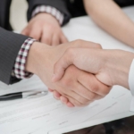 Vertragsunterzeichnung Kaufvertrag: Handschlag Vertrag Unterschrift