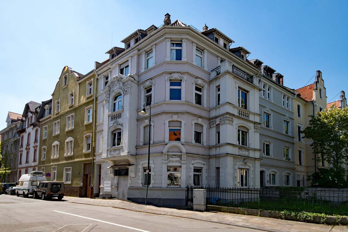 weg-selbstverwaltung-hausverwaltung-durchfuerhung-planung-vorbereitung-ratgeber-tipps-mehrfamilienhaus-altbau-fassade-fenster-himmel