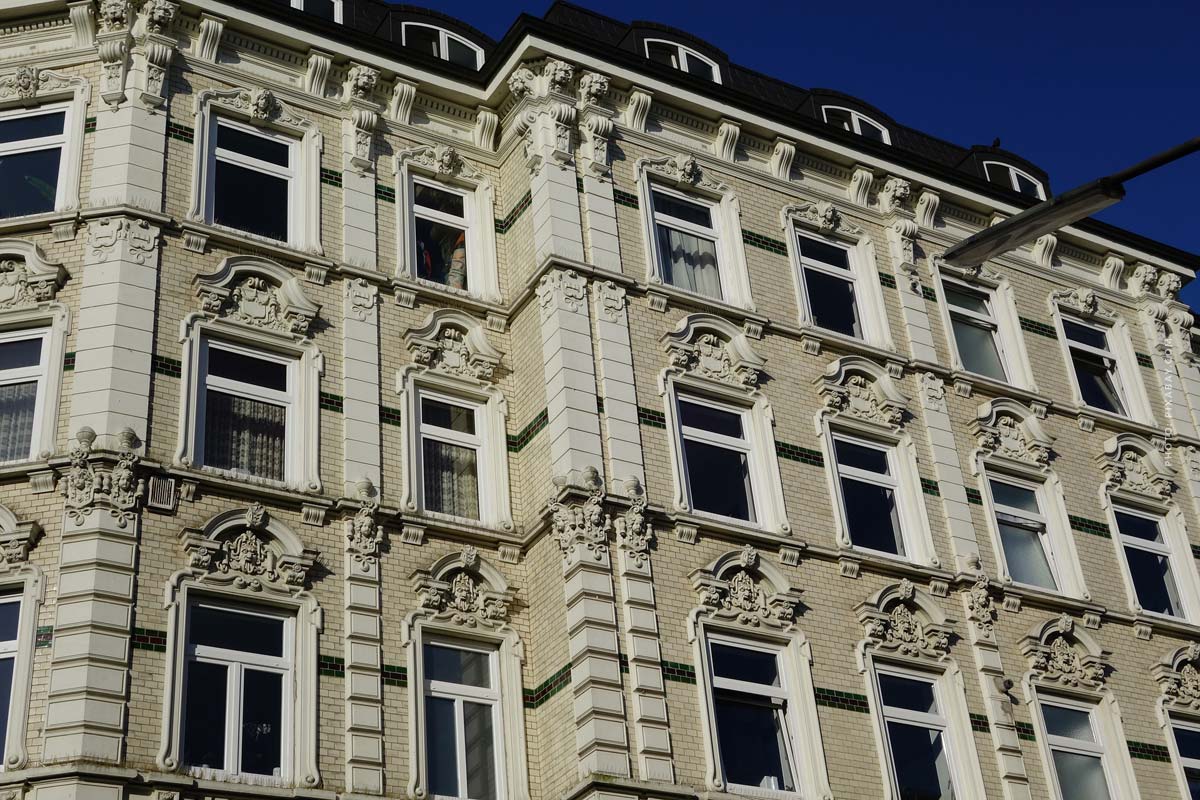 weg-selbstverwaltung-hausverwaltung-vorteile-nachteile-vergleich-ratgeber-tipps-mehrfamilienhaus-altbau-fassade-fenster-himmel