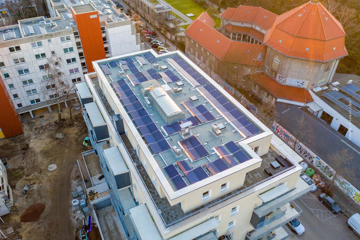 photovoltaic-solar-energie-mietshaus-nrw-duesseldorf-dach-anlage-einrichtung-strom