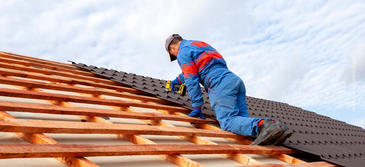 dach-sanieren-dämmen-decken-dachziegel-gerüst-bau-immobilie-renovieren-handwerker