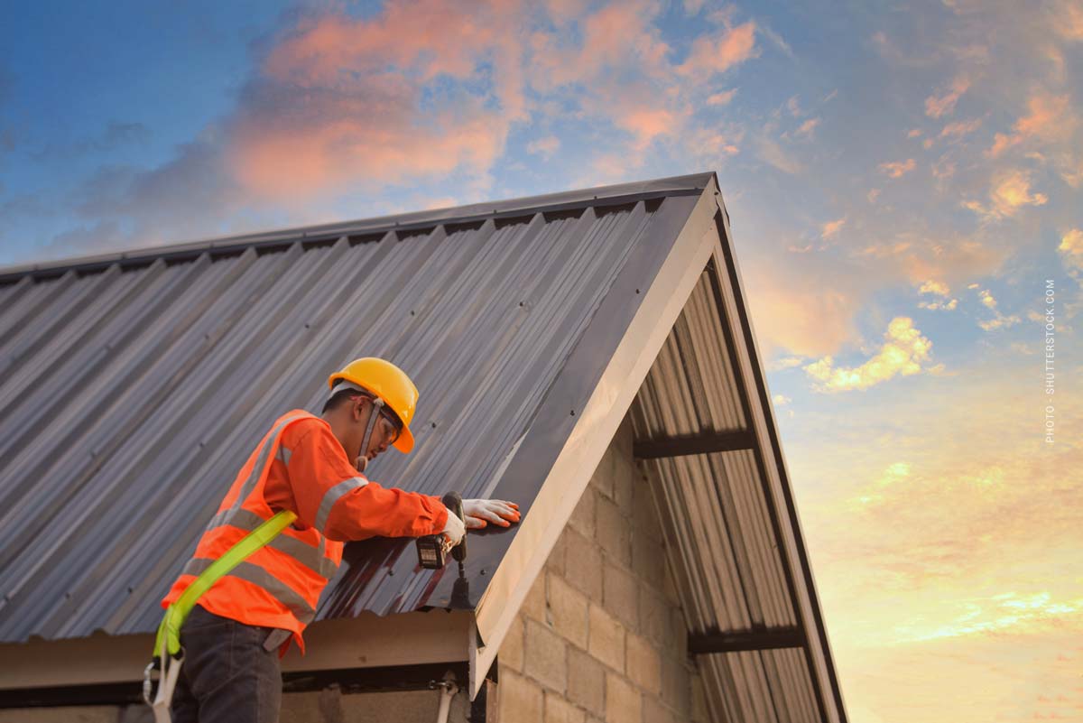 dach-sanieren-dämmen-decken-dachziegel-gerüst-bau-immobilie-renovieren-handwerker-ortgang