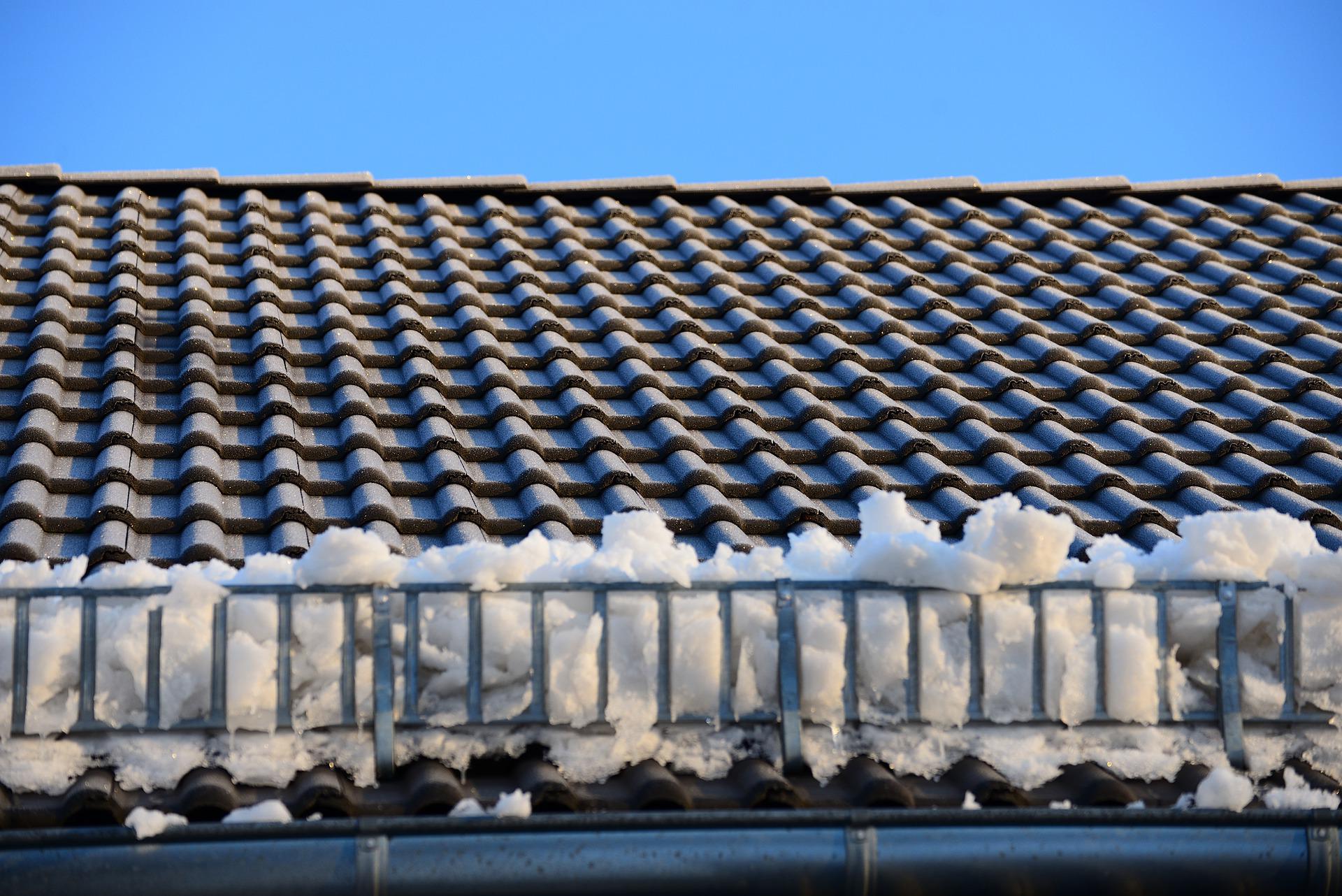 dach-sanieren-immobilie-dämmen-decken-ziegel-schnee-schneefanggitter-schneefang