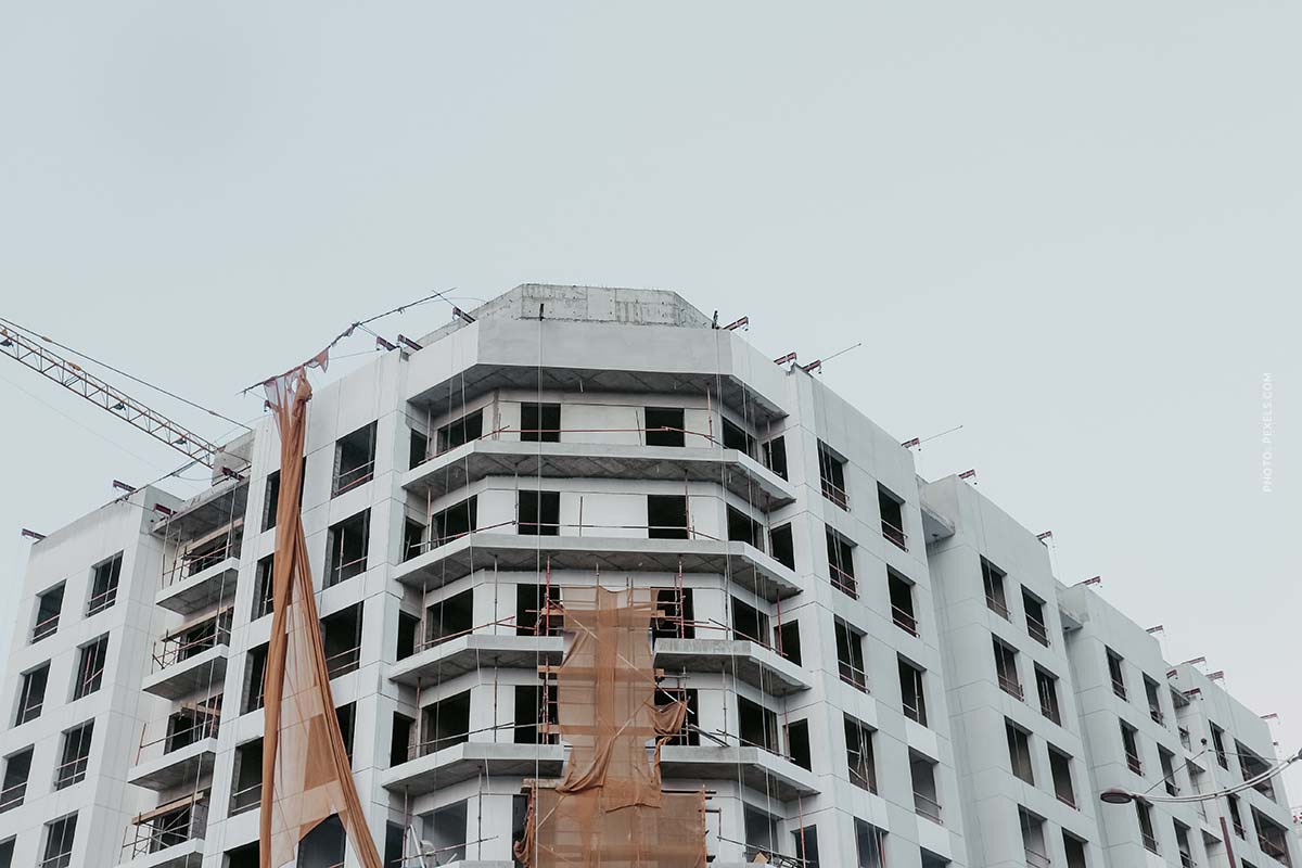 haus-neubau-weg-eigentumswohnungen-hochhaus-bau-baustelle-kran