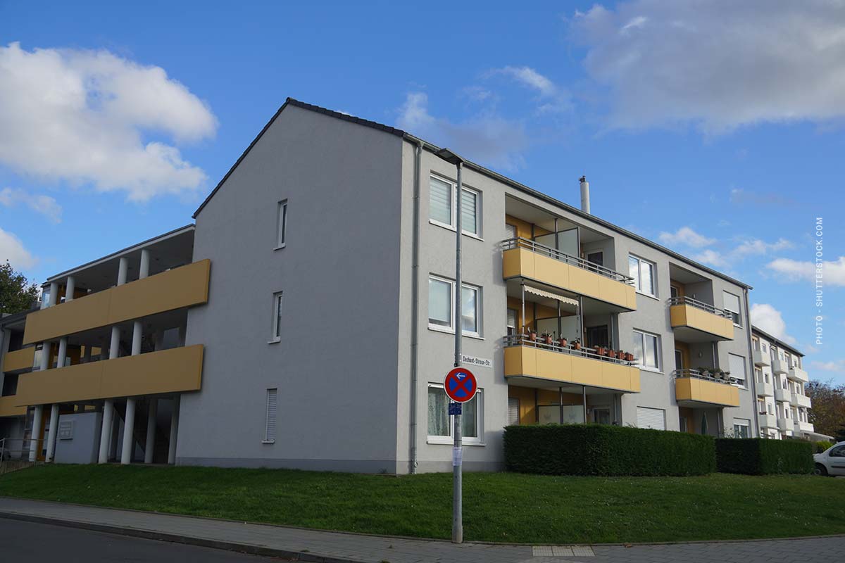 haus-straße-eigentümer-gemeinschaft-balkone-eigentumswohnungen-stockwerke-balkone