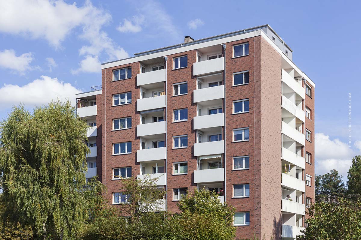 hochhaus-balkone-bäume-garten-eigentümer-eigentumswohnung-immobilie