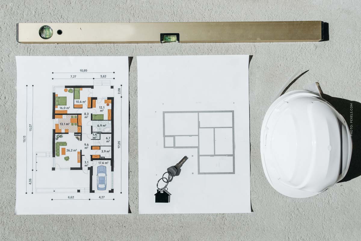 immobilienmakler-neubau-aufgabe-vorbereitung-termin-baustelle-ausstattung-bauplan-wasserwage-massband-schluessel-hausschluessel