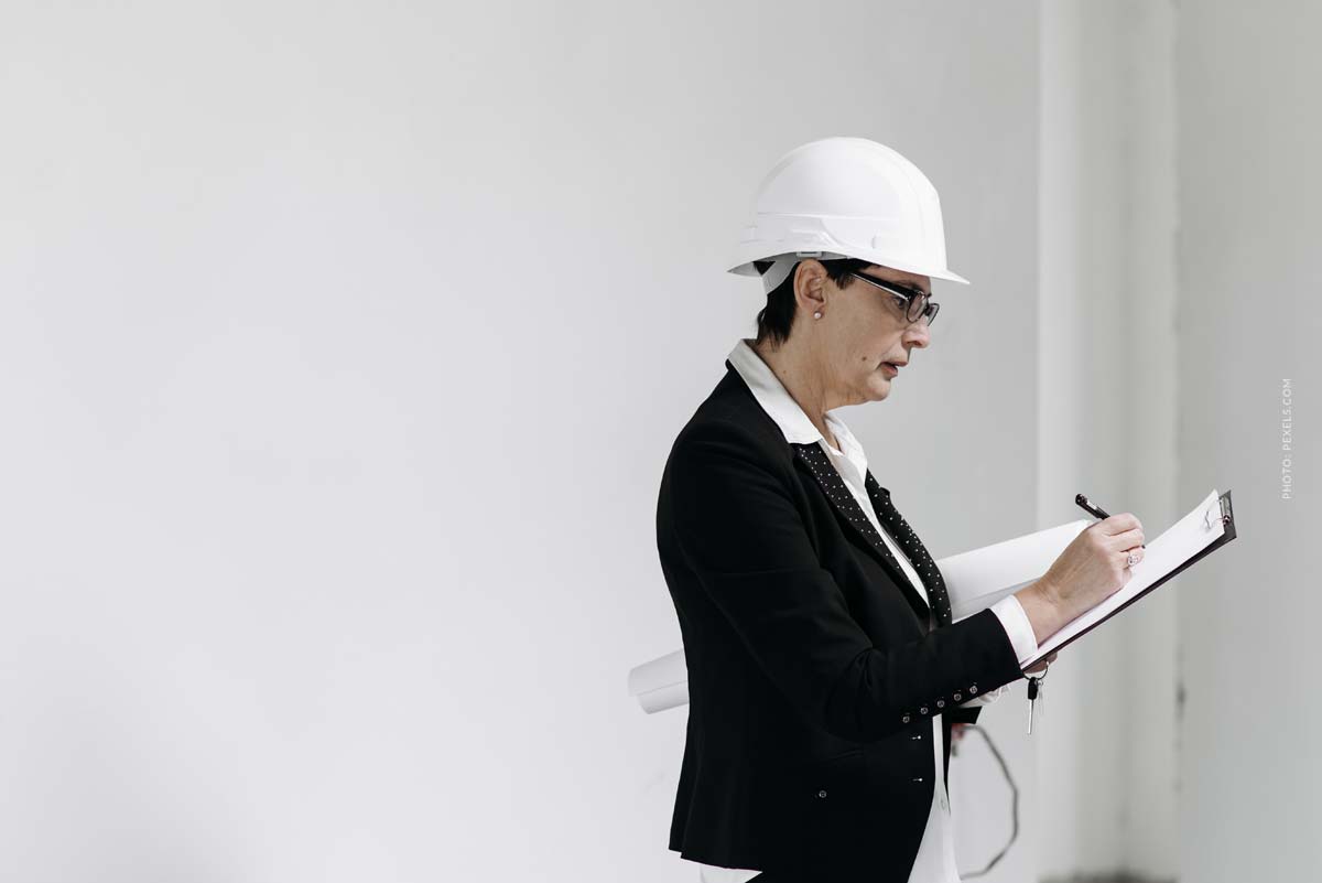 immobilienmakler-neubau-aufgabe-vorbereitung-termin-baustelle-verkehrswert-wertermittlung-checkliste-stift-papier