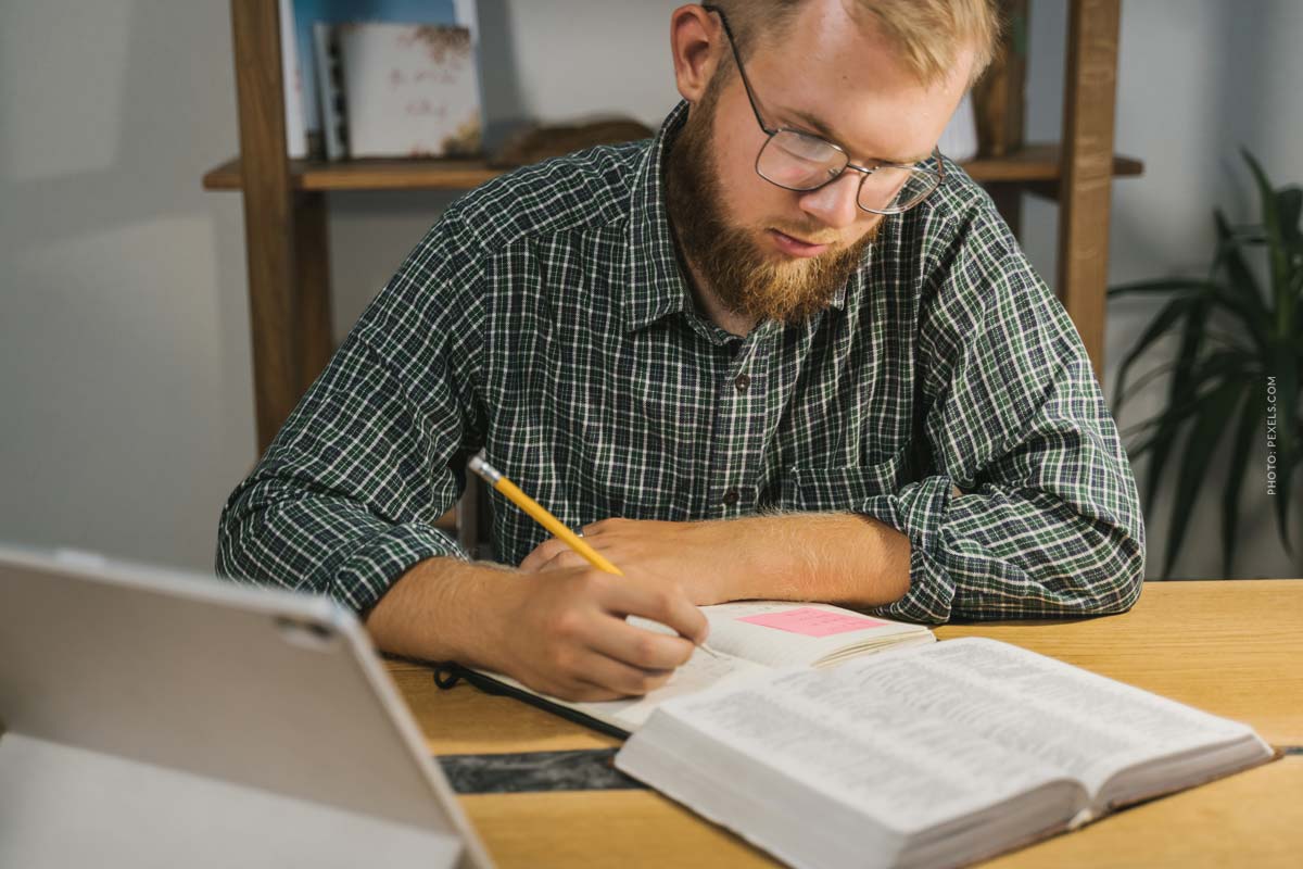 junger-mann-gesetz-recht-lernt-weg-wohnungseigentuermergemeinschaft-buch-text-gesetzestext-bgb