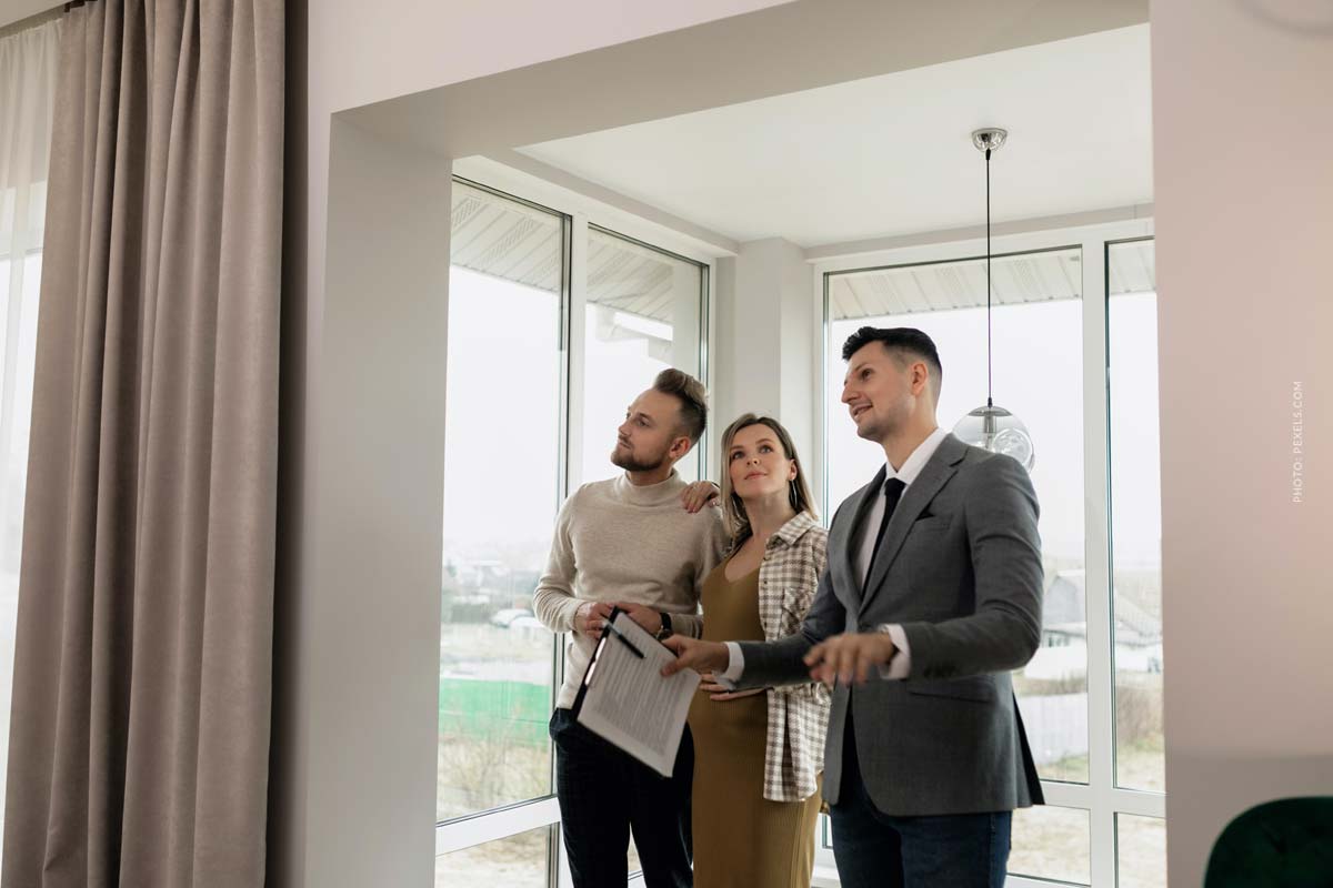 makler-termin-berlin-besichtigung-wohnung-kaufen-beispiel-foyer-eingang-erster-blick-in-den-neubau