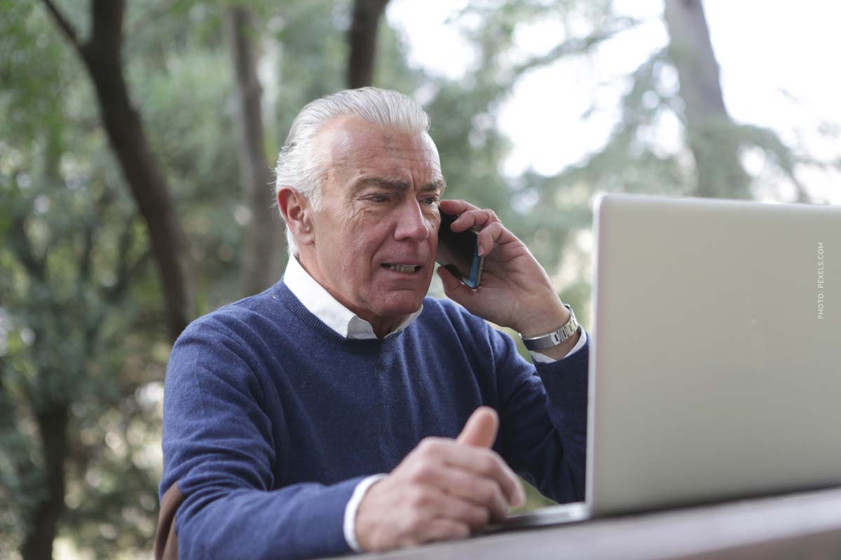 telefon-streit-erbe-erbengemeinschaft-frust-boese-wuetend-im-eigenen-garten-grundstueck