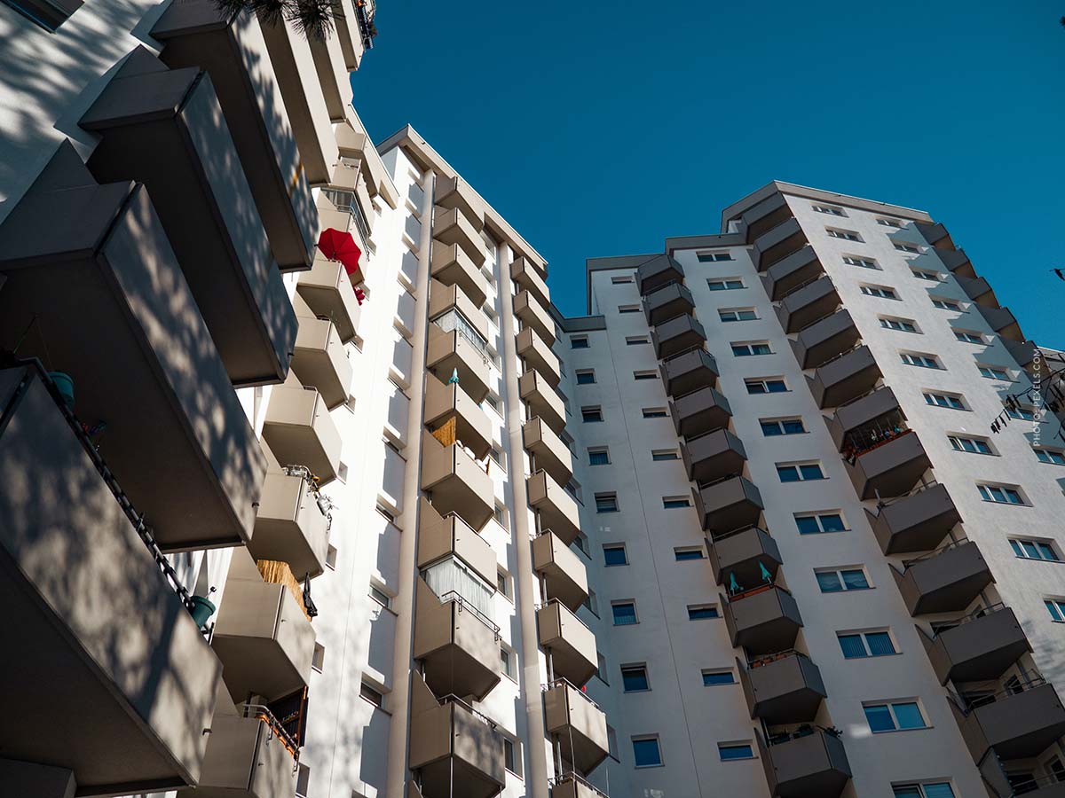 weg-hochhaus-wohnung-eigentum-eigentümer-himmel-balkone