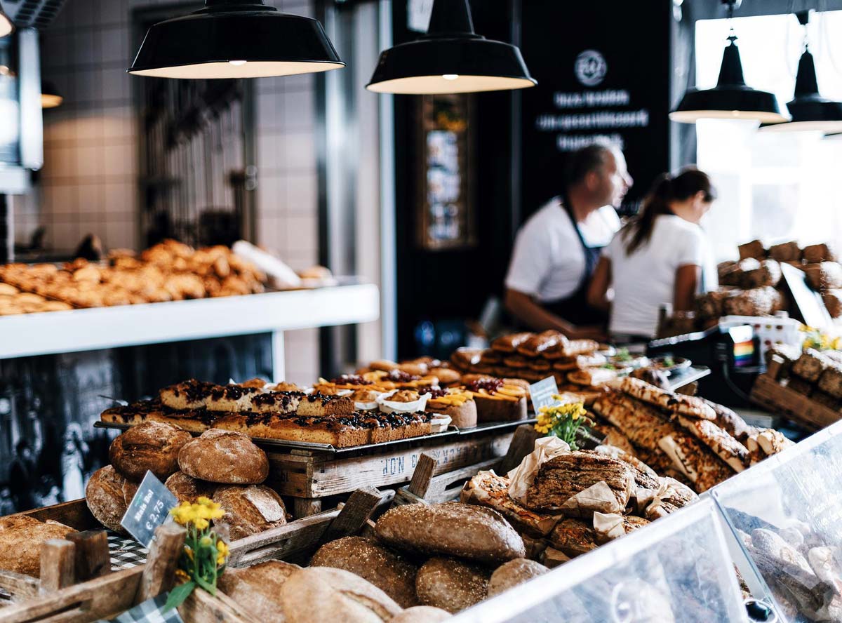 laden-geschaefsraum-gewerbe-baeckerei-geschaeft-nutzung-brot-arbeit-menschen-essen