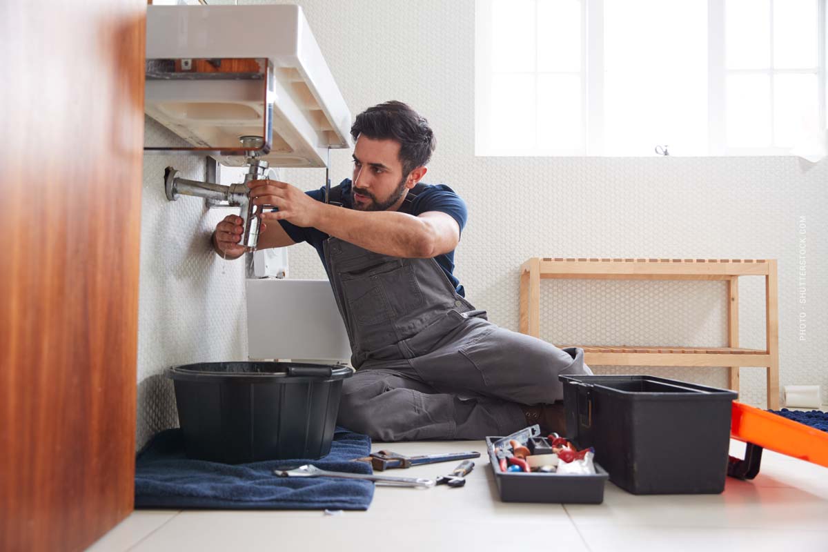 sanieren-handwerker-installateur-waschbecken-renovieren-wände-haus-immobilie-farbe-männer