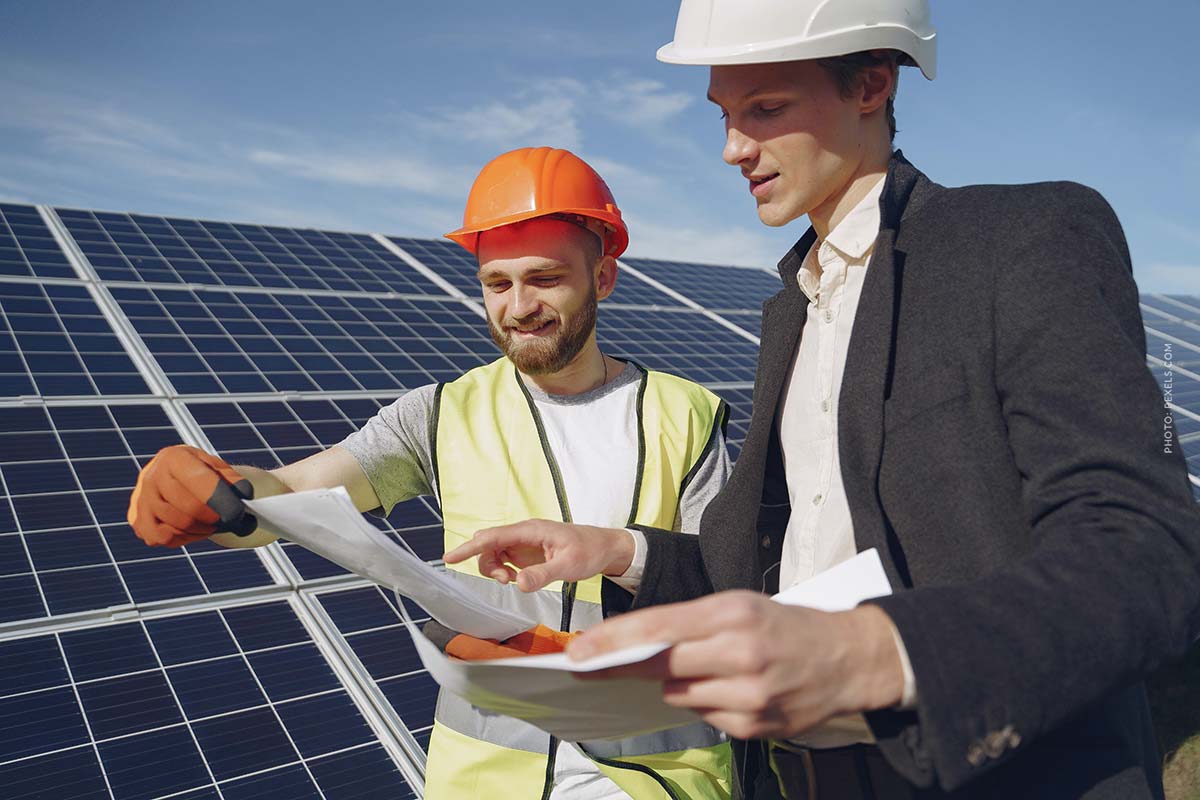 solarpflicht-solardach-photovoltaikanlage-männer-prüfen-bauarbeiter-prämie