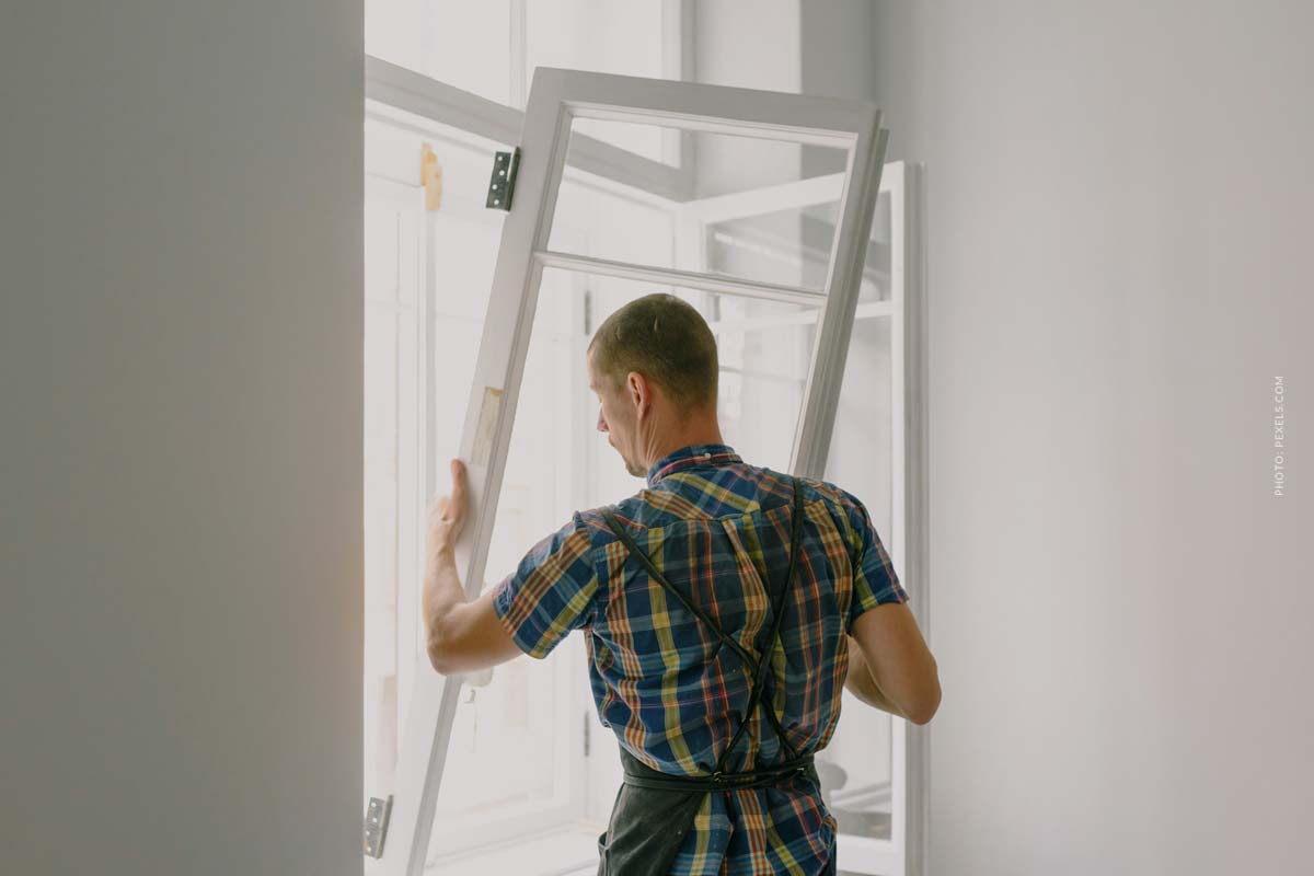 schönheitsreparatur-definition-wiki-lexikon-erklärung-fenster-erneuerung-mann-wand-hand