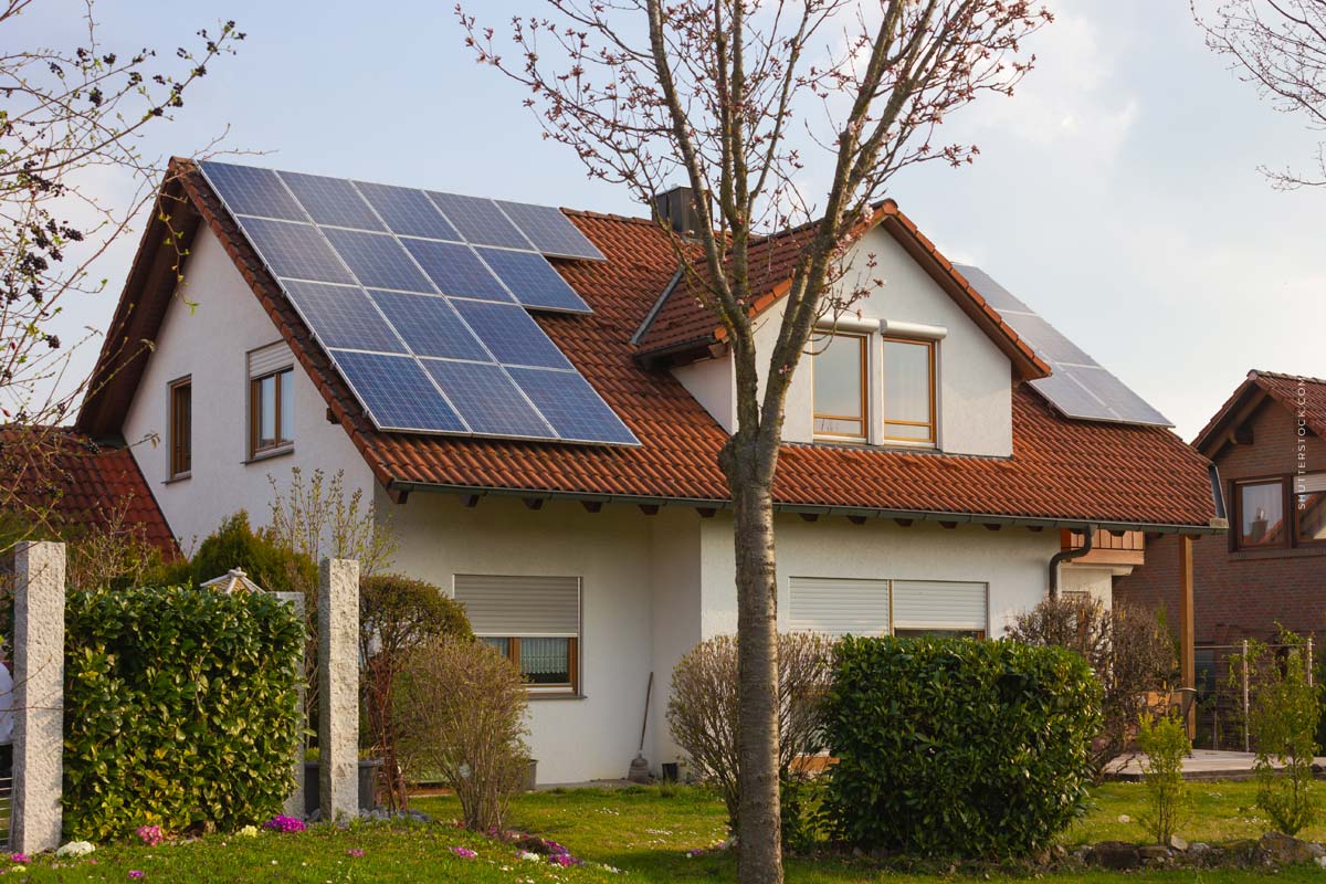 aachen-haus-kaufen-garten-solar-baum-hecke-makler