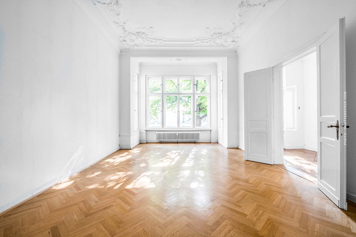 altbau-wohnung-fenster-parkett-hohe-decken-stuck-wand-weiß