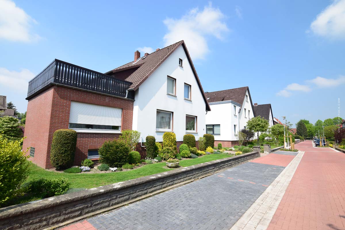 bielefeld-haus-strasse-kaufen-garten-mauer-tipps-erstes-haus-makler