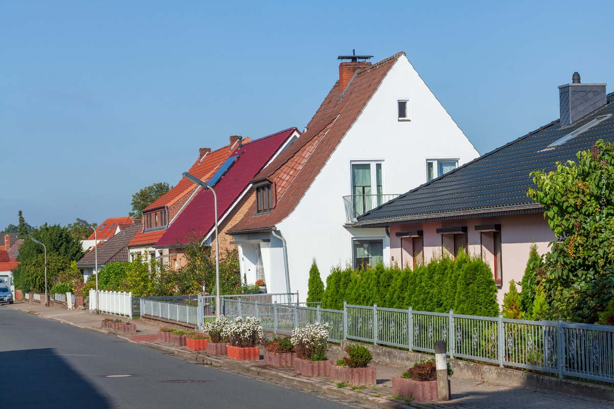 bremen-haus-kaufen-strasse-bewertung-familie-nachbar-garten-zaun-vorgarten