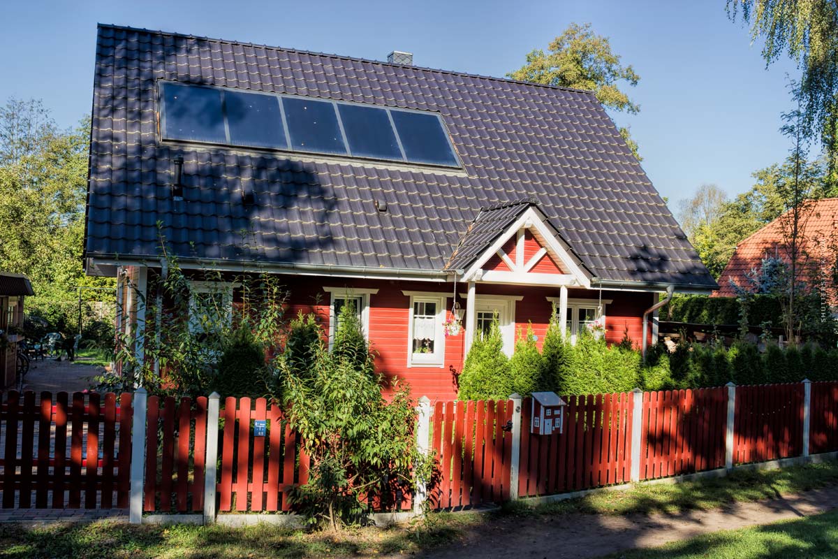 hamburg-haus-kaufen-garten-zaun-busch-baum-familie-haustuer