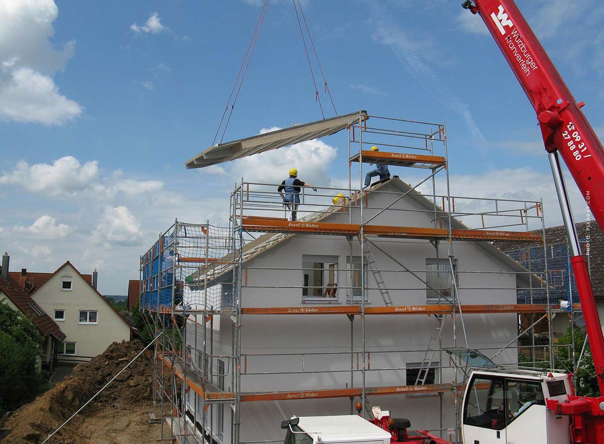 haus-einfamilienhaus-bauen-hausbau-gerüst-bauarbeiter-baustelle