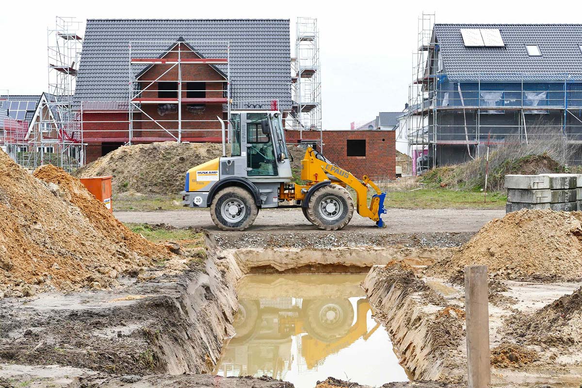 haus-hausbau-bauen-bauplatz-grundstück-bagger