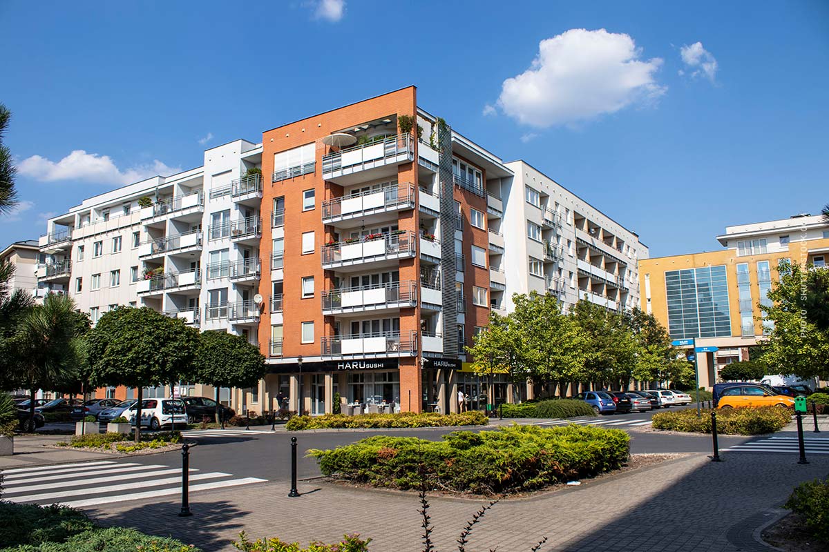 haus-hochhaus-immobilie-eigentümer-gemeinschaft-balkone-fassade-immobilie