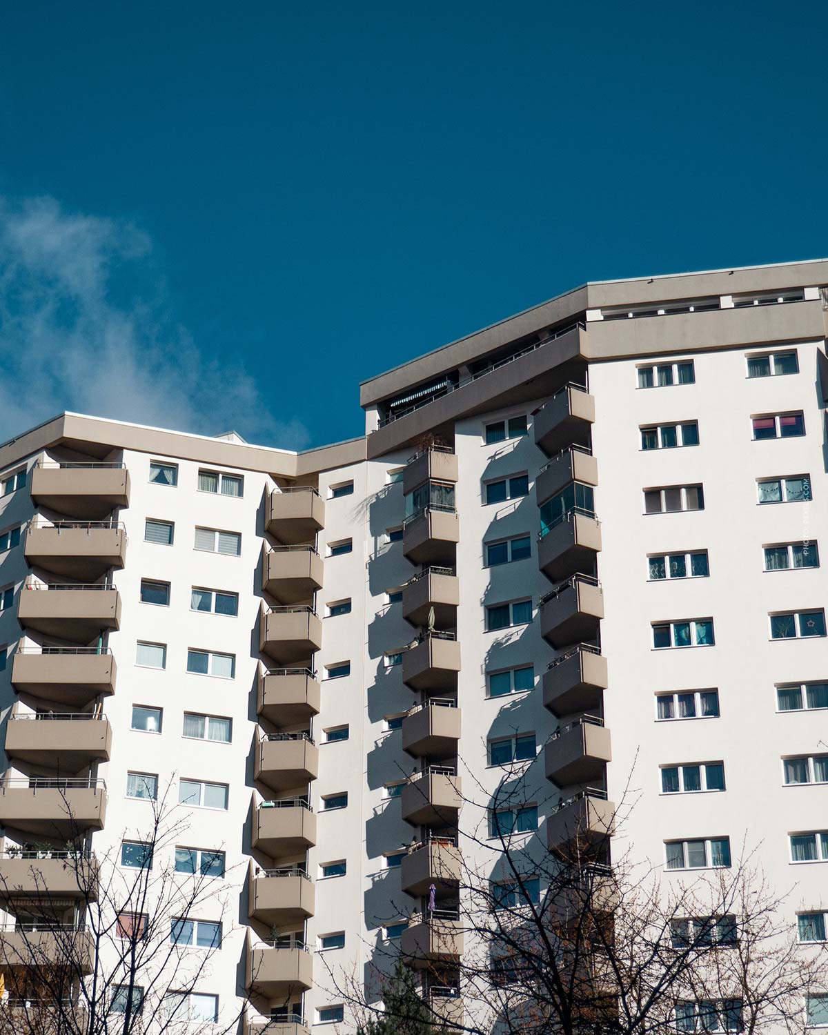 haus-hochhaus-weg-eigentum-eigentumswohnung-himmel-balkone