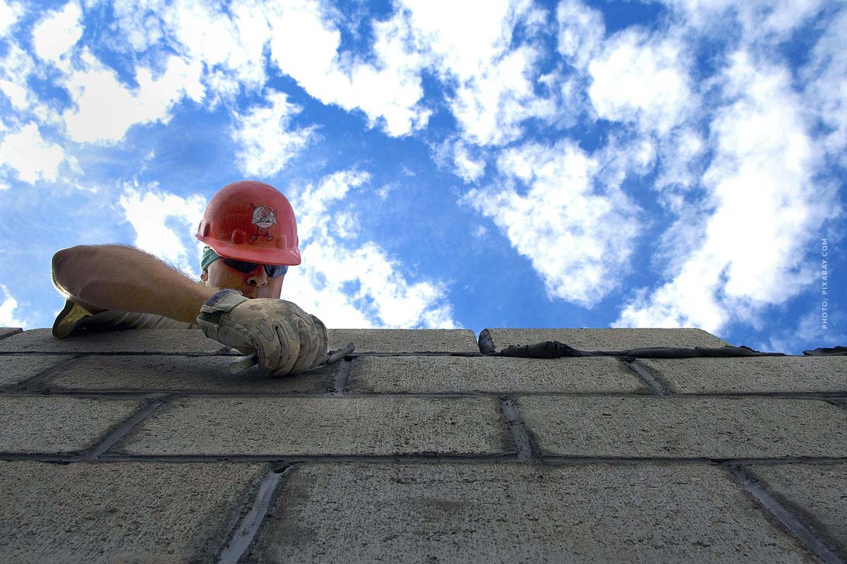 maurer-mauerwerk-mauer-handwerker-gewerbe-immobilie-wand-sanieren-baustelle-renovieren