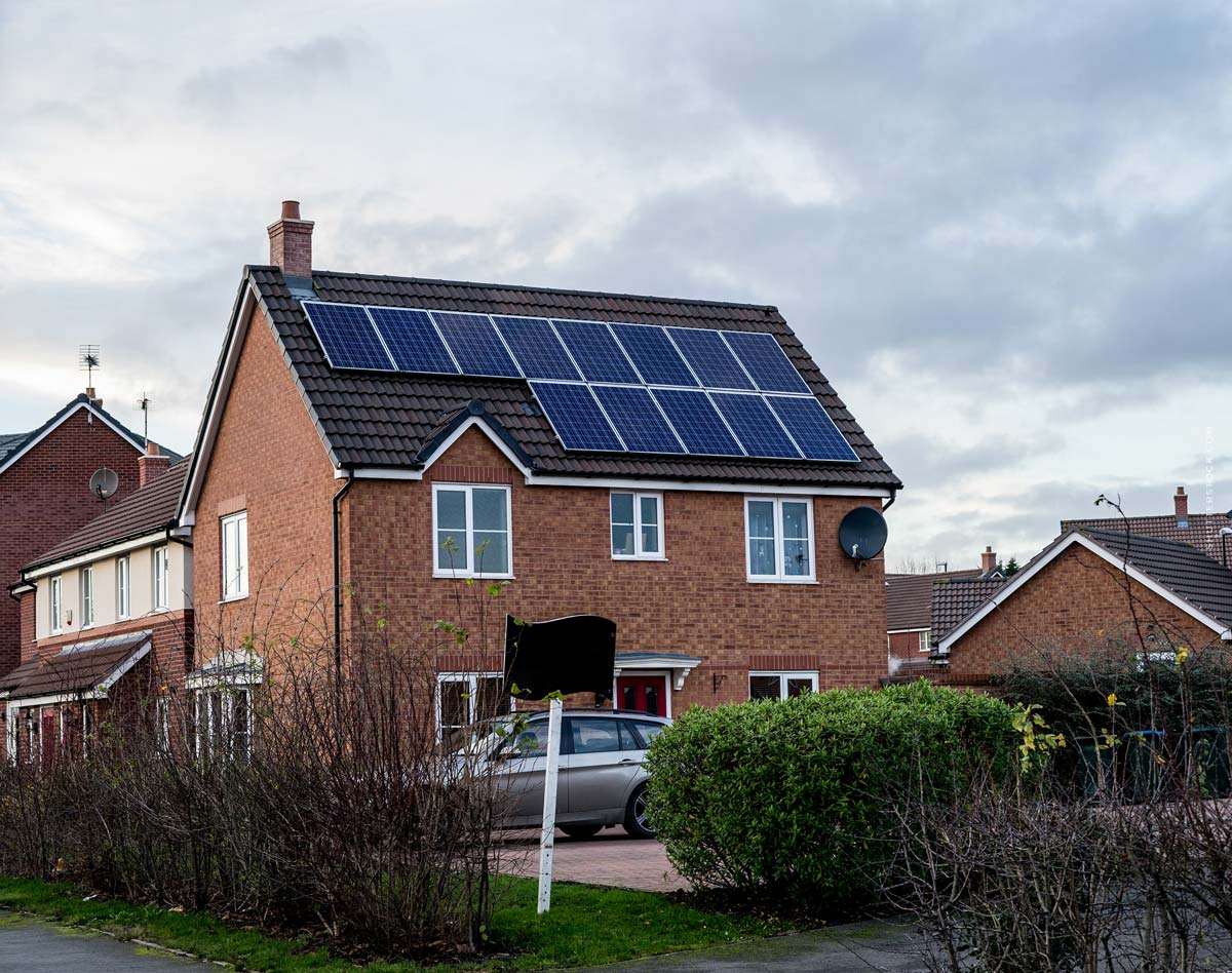 oberhausen-doppel-haus-haelfte-kaufen-schild-hecke-parken-auto-solar-tipps