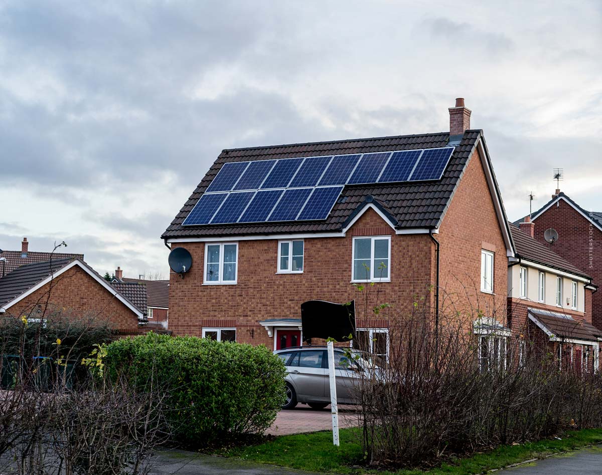 oberhausen-doppel-haus-haelfte-kaufen-schild-hecke-parken-auto-solar