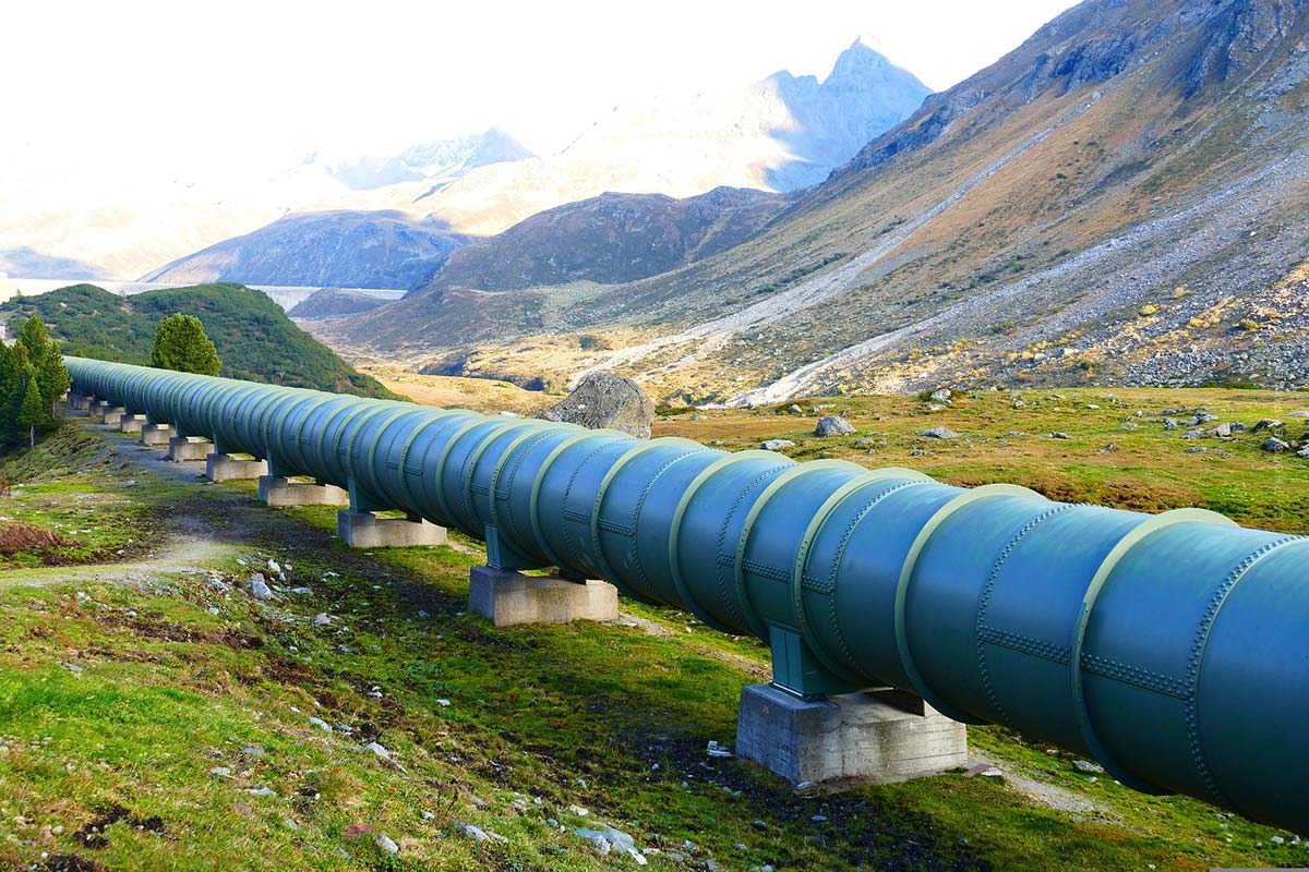 pipeline-gas-wasser-energie-versorgung-berge-landschaft-transport-wiese