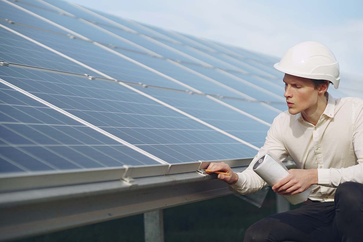 solar-dach-solaranlage-photovoltaikanlage-mann-helm-prüfen-sichern-abnahme-prämie