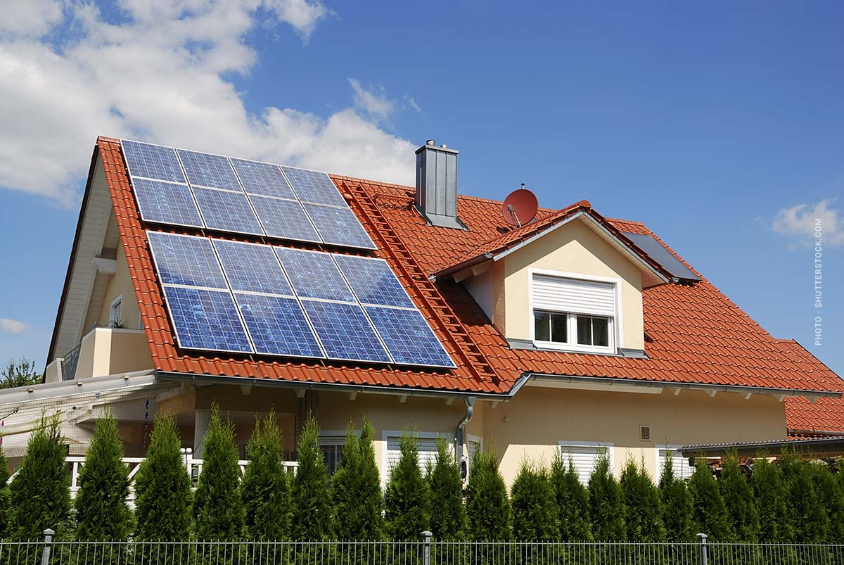 solaranlage-dach-solarpflicht-erneuerbare-energie-haus-hausbesitzer-einfamilienhaus