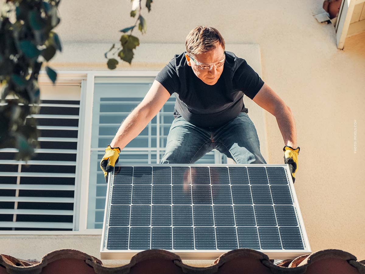solaranlage-photovoltaikanlage-mann-verlegen-installation-dach-haus-hausbesitzer-solarpflicht
