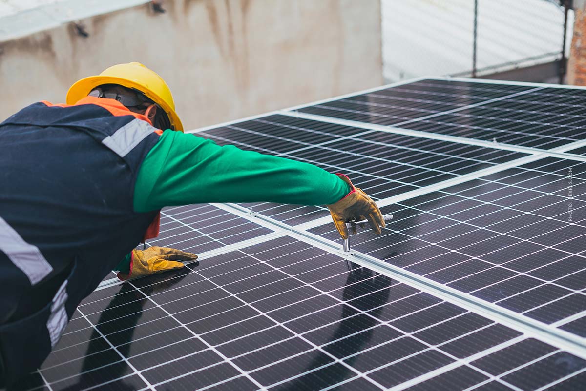 solaranlage-photovoltaikanlage-montage-bauarbeiter-männer-installieren-pflicht-solarpflicht-wohnhaus