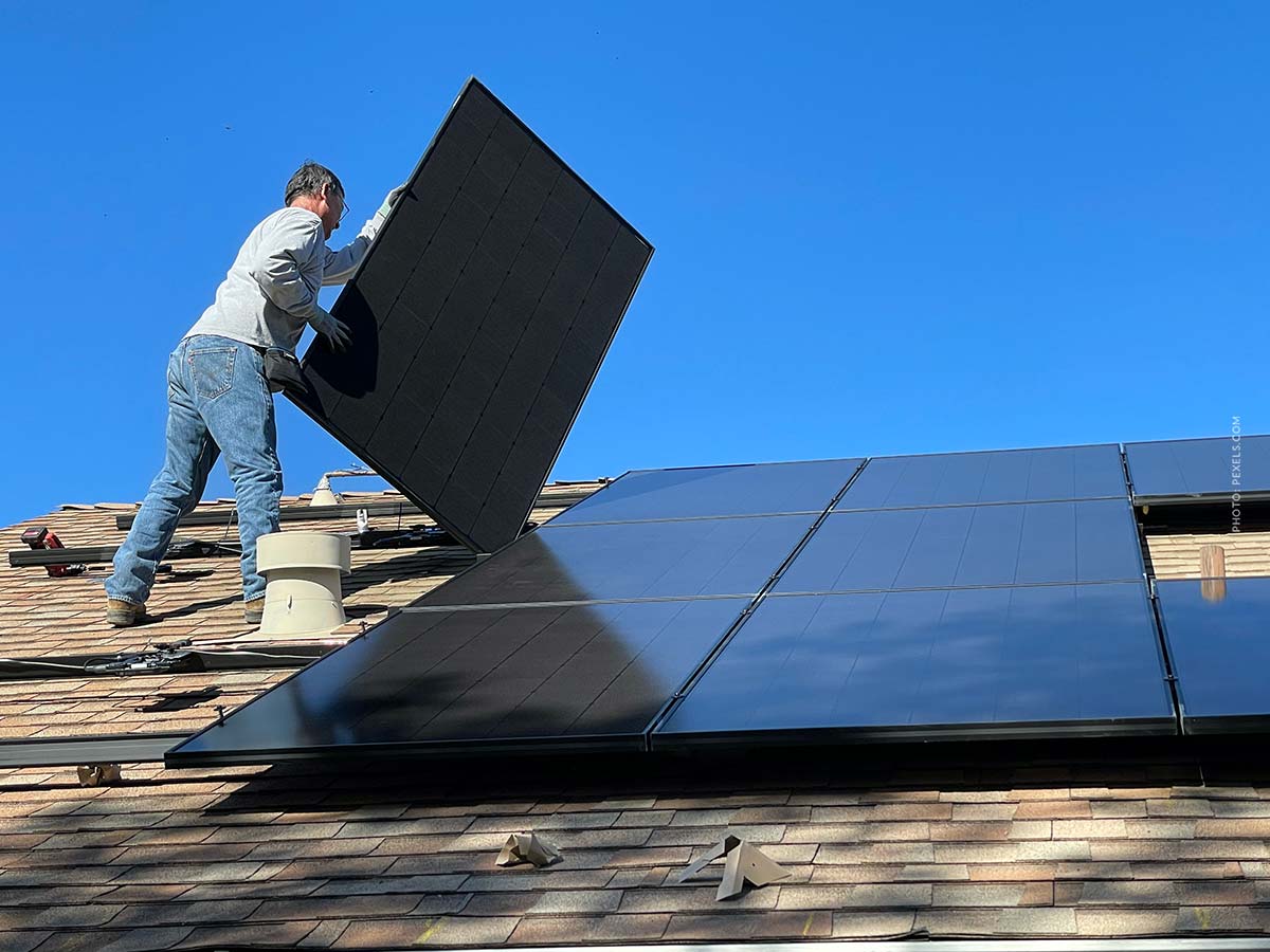 solarpflicht-mann-haus-installation-montage-solarpflicht-dach-ziegel-dachsanierung