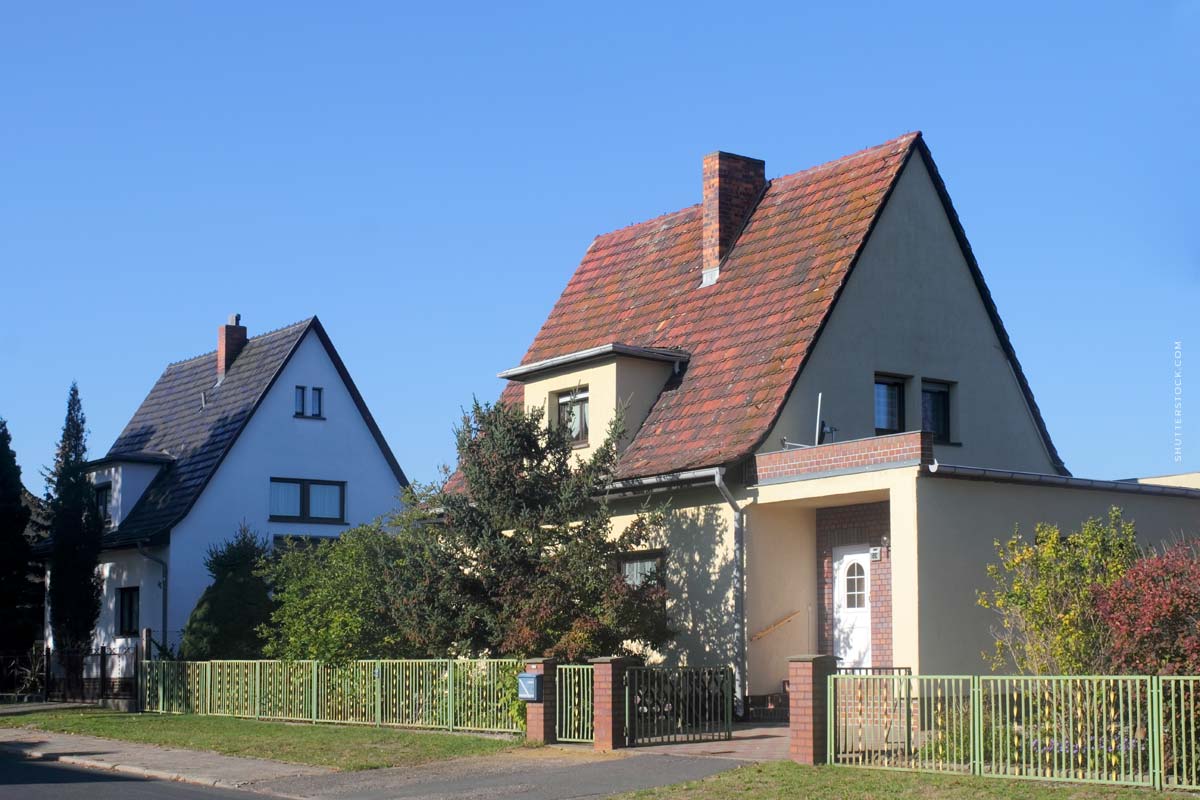 stuttgart-haus-strasse-garage-zaun-garten-familie-kaufen-wohnen-mieter-kredit-makler