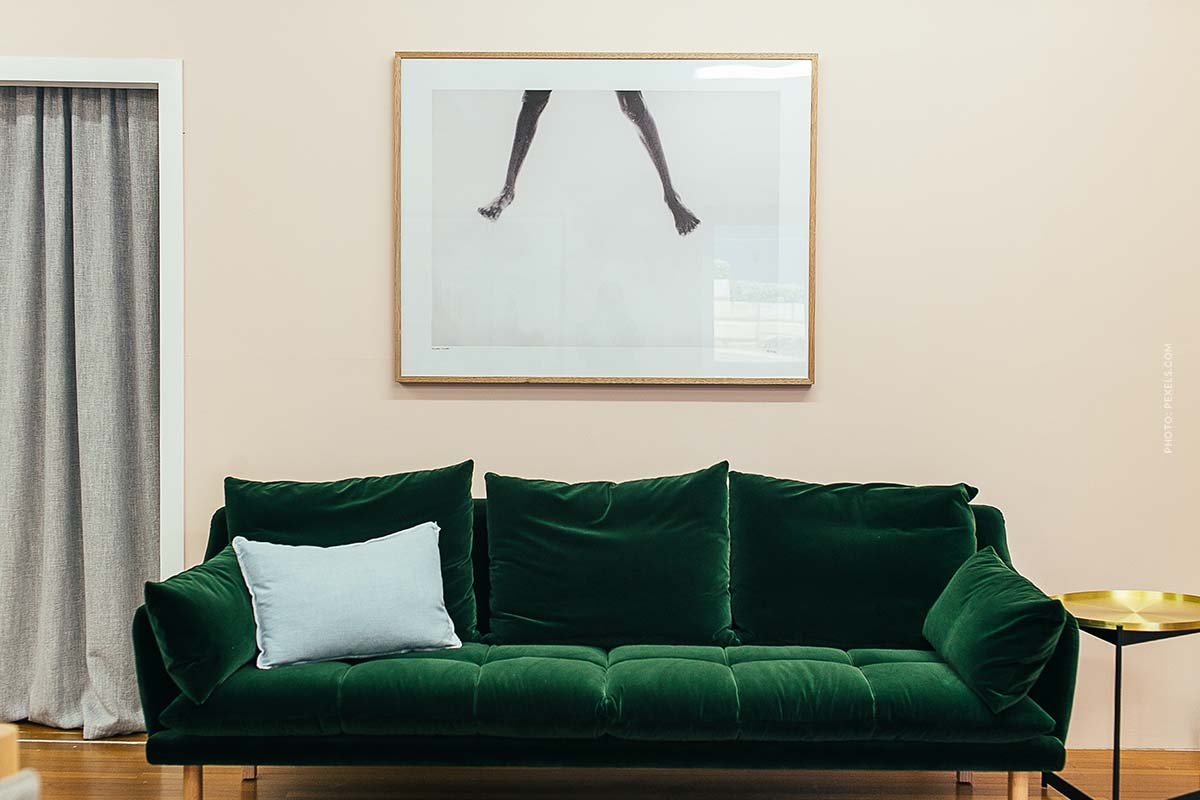 wohnung-verkaufen-leipzig-sachsen-wohnzimmer-couch-kunst-vorhang-makler-ablauf