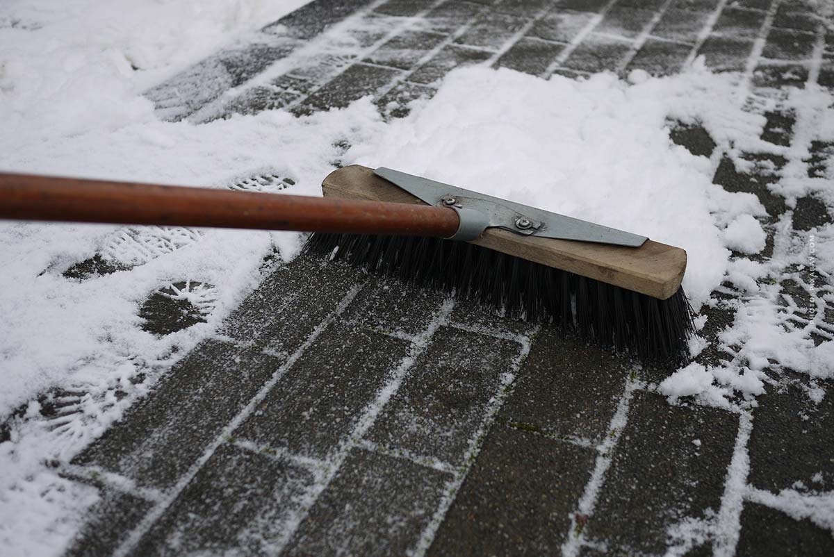 winter-schnee-schippen-kehren-räumpflicht-mieter-vermieter