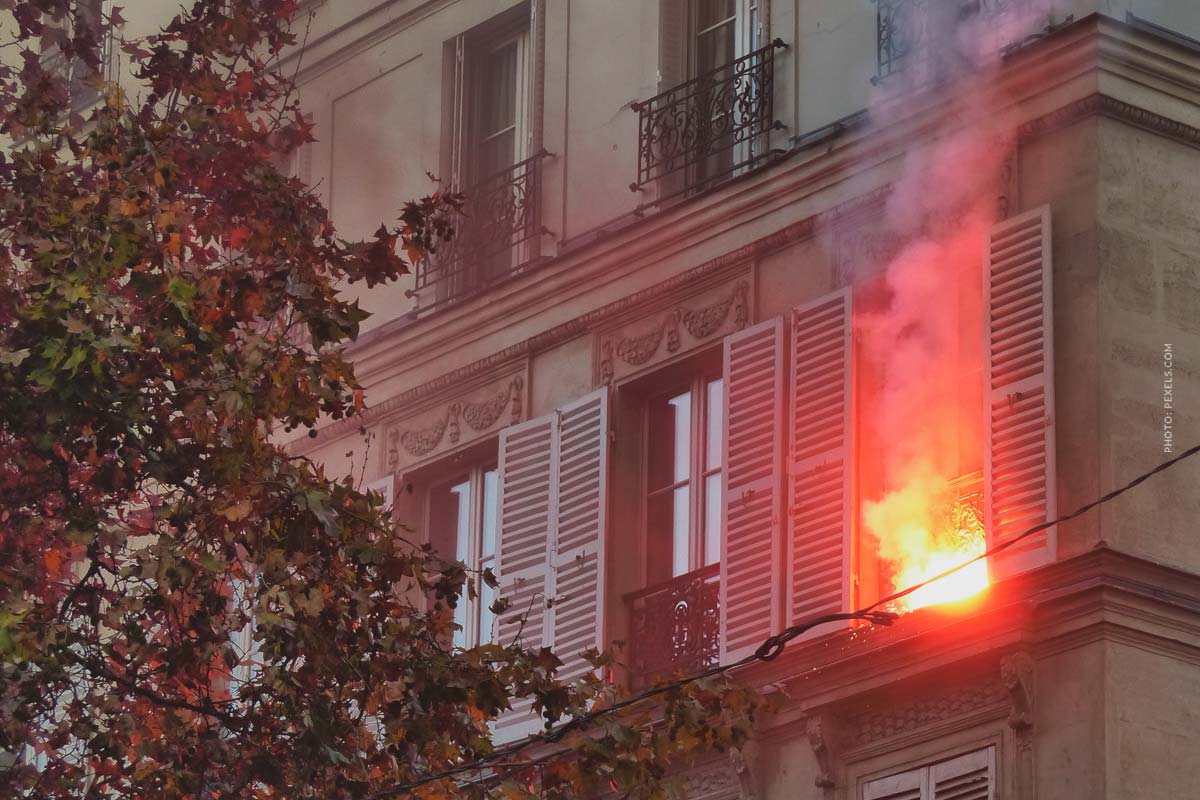 Brand in einer Wohnung in einem Mehrfamilienhaus.