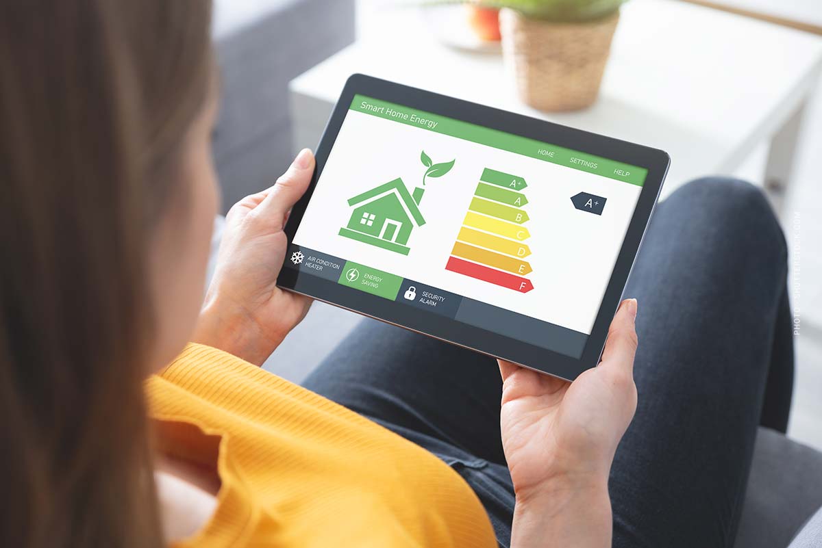 energieffizinzklasse-energiestandard-haus-immobilie-energie-kosten-app-berechnung-home-frau