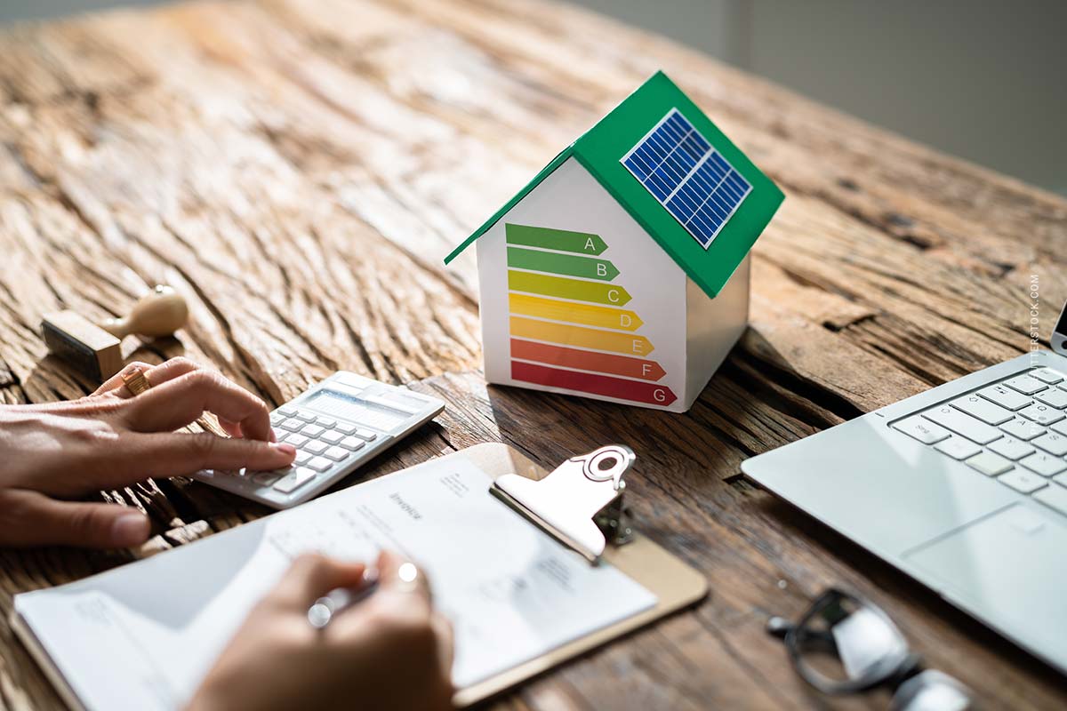 energieffizinzklasse-energiestandard-haus-immobilie-energie-kosten-berechnen-schreibtisch