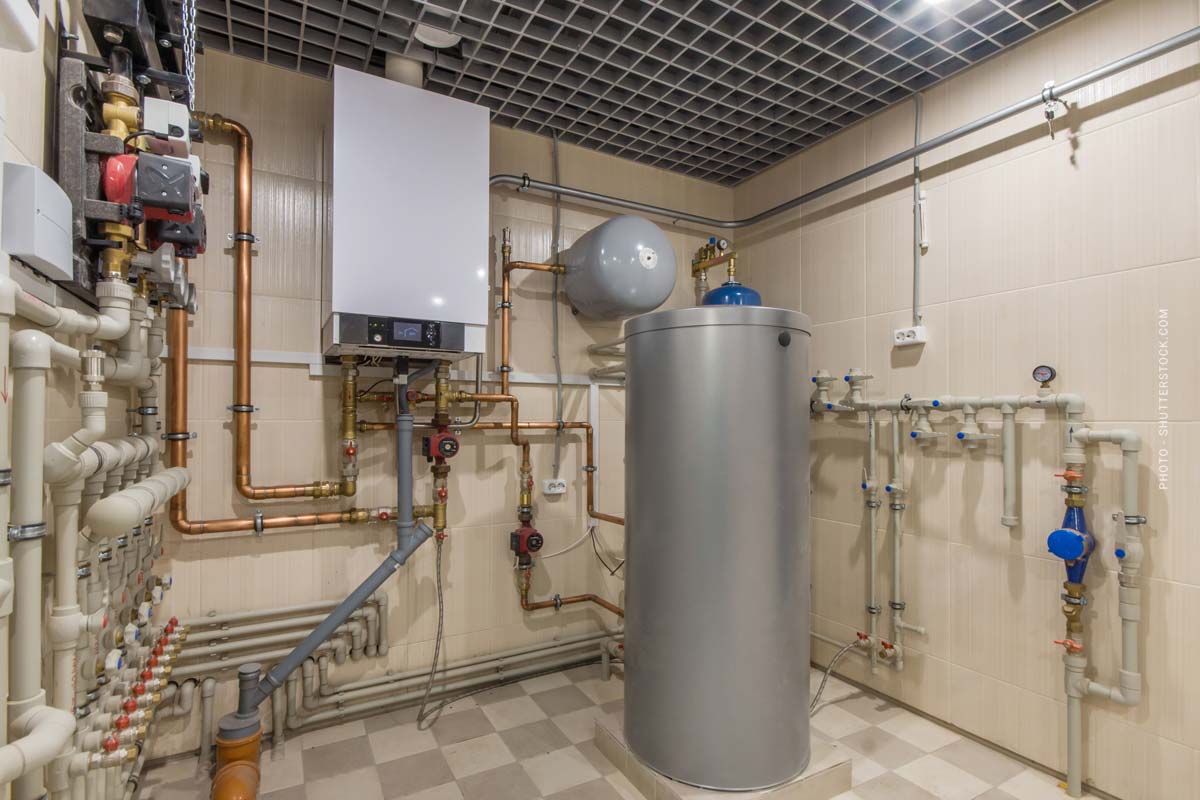 heizung-gasheizung-warmwasserspeicher-rohrsystem-keller-immobilie-wärme-speicher