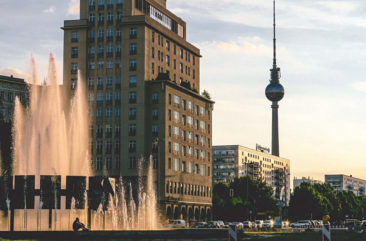 berlin-architektur-architekten-stadt-bauwerke-bekannte-namen-heute-damals-hotel-altes-bauwerk-am-alexanderplatz