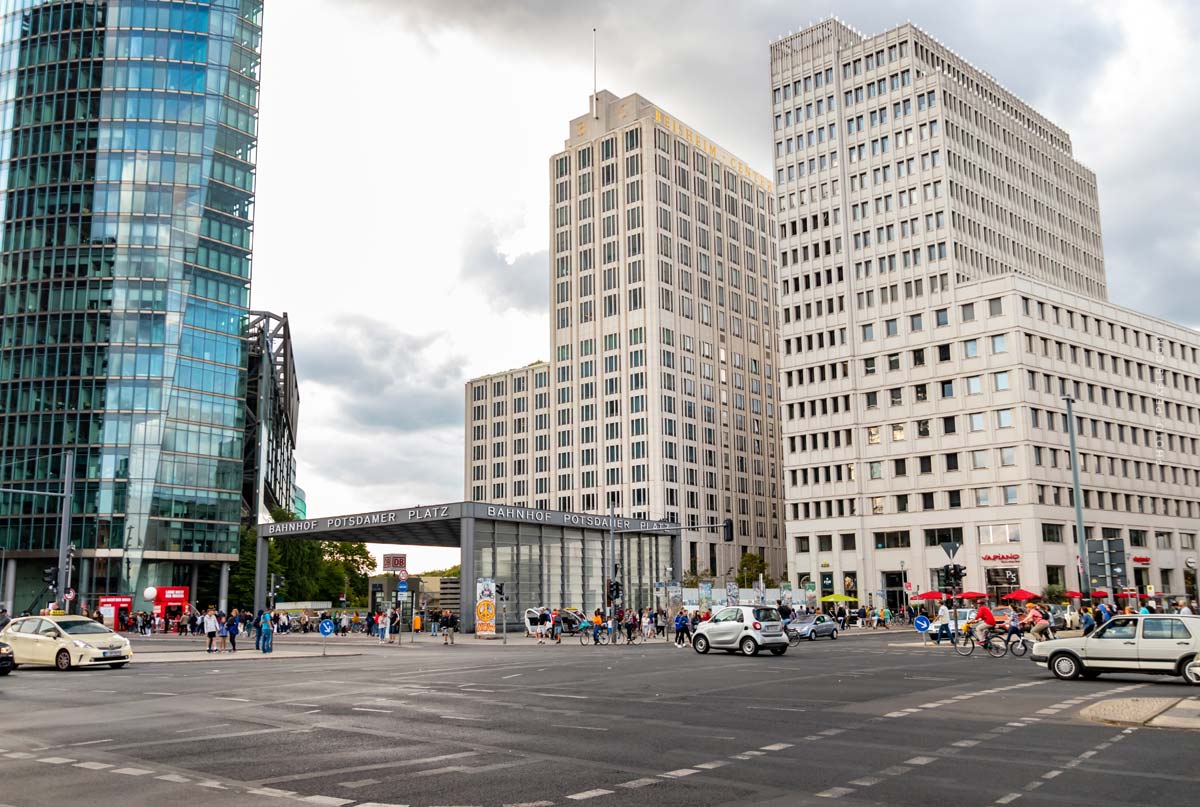 berlin-architektur-architekten-stadt-bauwerke-potsdamer-platz-mitte-neu-alt-stadtbild-von-strasse-glas-fassade-trifft-erneuerte-bstandimmobilie-hochhaus