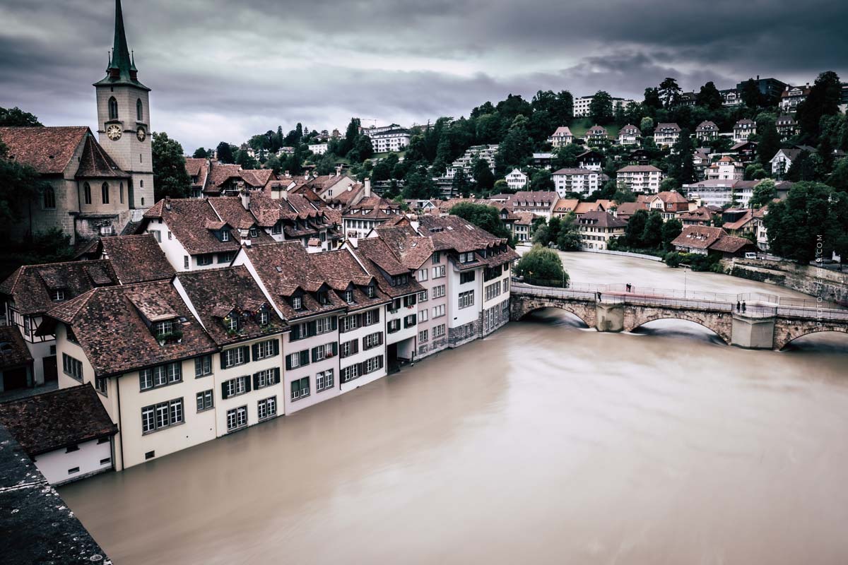 versicherung-hausrat-flut-tipps-foto-innenstadt-ueberflutet-fluss-nrw-kosten-geld-aufwand