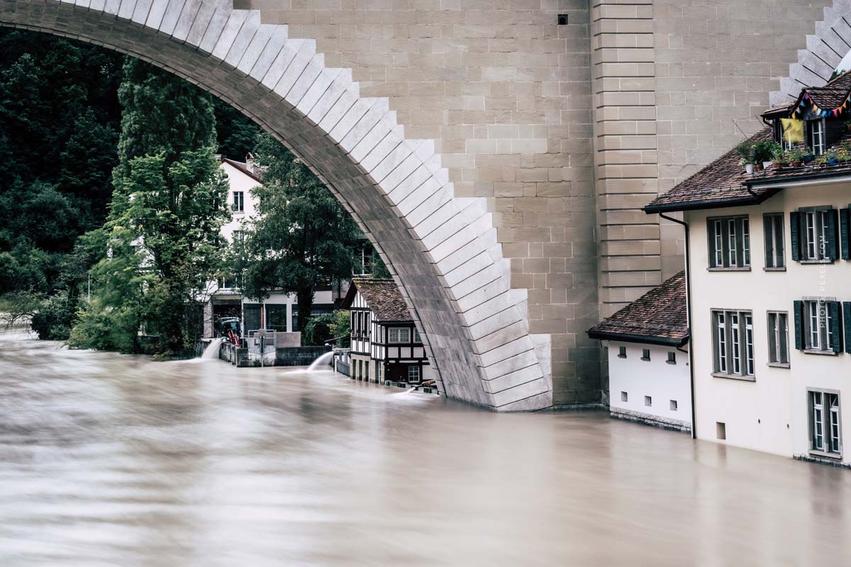 versicherung-hausrat-flut-tipps-ueberschwemmung-stadt-denkmalschutz-haus-bruecke-schaden-was-tun